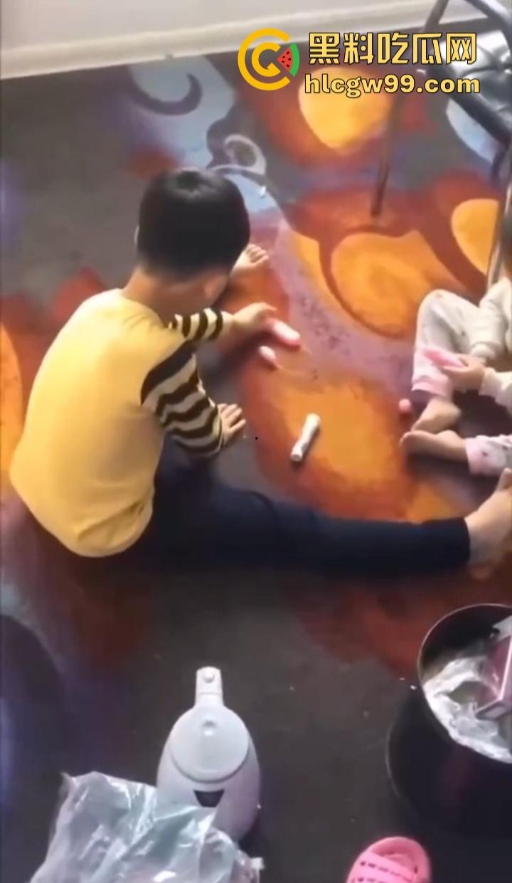 单身姑姑过年遭受社死重击，虎逼熊孩子拿姑姑的跳蛋斗鸡，假鸡巴粘地上拔河，当玩具玩得风生水起！  第3张