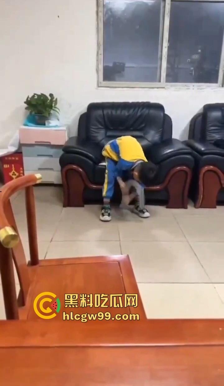 单身姑姑过年遭受社死重击，虎逼熊孩子拿姑姑的跳蛋斗鸡，假鸡巴粘地上拔河，当玩具玩得风生水起！  第5张