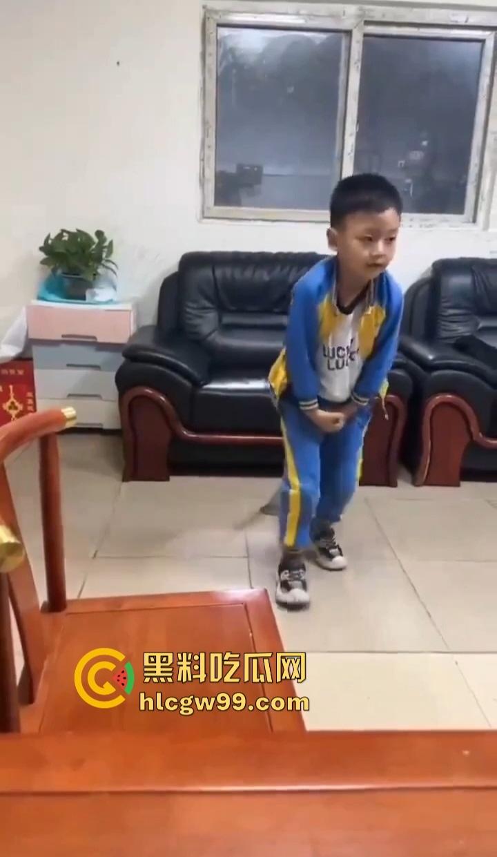 单身姑姑过年遭受社死重击，虎逼熊孩子拿姑姑的跳蛋斗鸡，假鸡巴粘地上拔河，当玩具玩得风生水起！  第7张