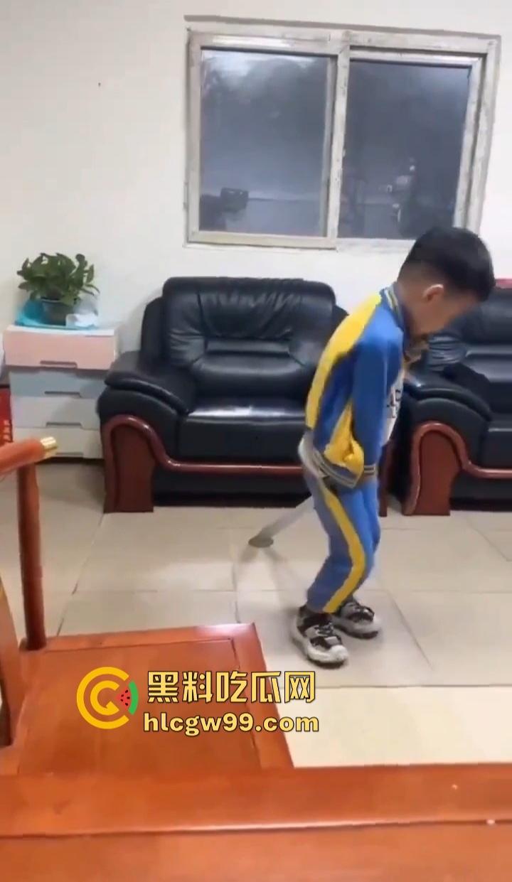 单身姑姑过年遭受社死重击，虎逼熊孩子拿姑姑的跳蛋斗鸡，假鸡巴粘地上拔河，当玩具玩得风生水起！  第8张