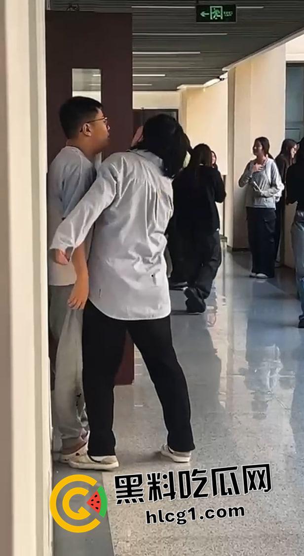 炸裂高二学生 楼道亲嘴摸奶  奶子被揉的飞起 你俩直接当场干吧 第1张