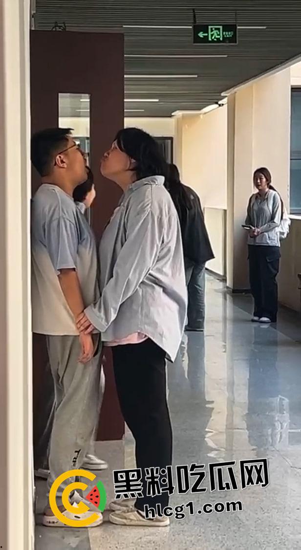 炸裂高二学生 楼道亲嘴摸奶  奶子被揉的飞起 你俩直接当场干吧 第3张