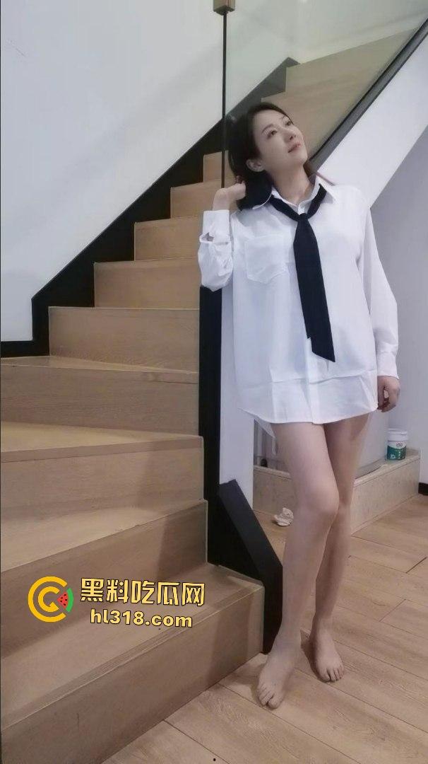 深圳御姐人妻【宝儿】找外遇收了钱还让其帮自己舔逼，一举两得，骑乘姿势不亚于国家骑马运动员！  第2张