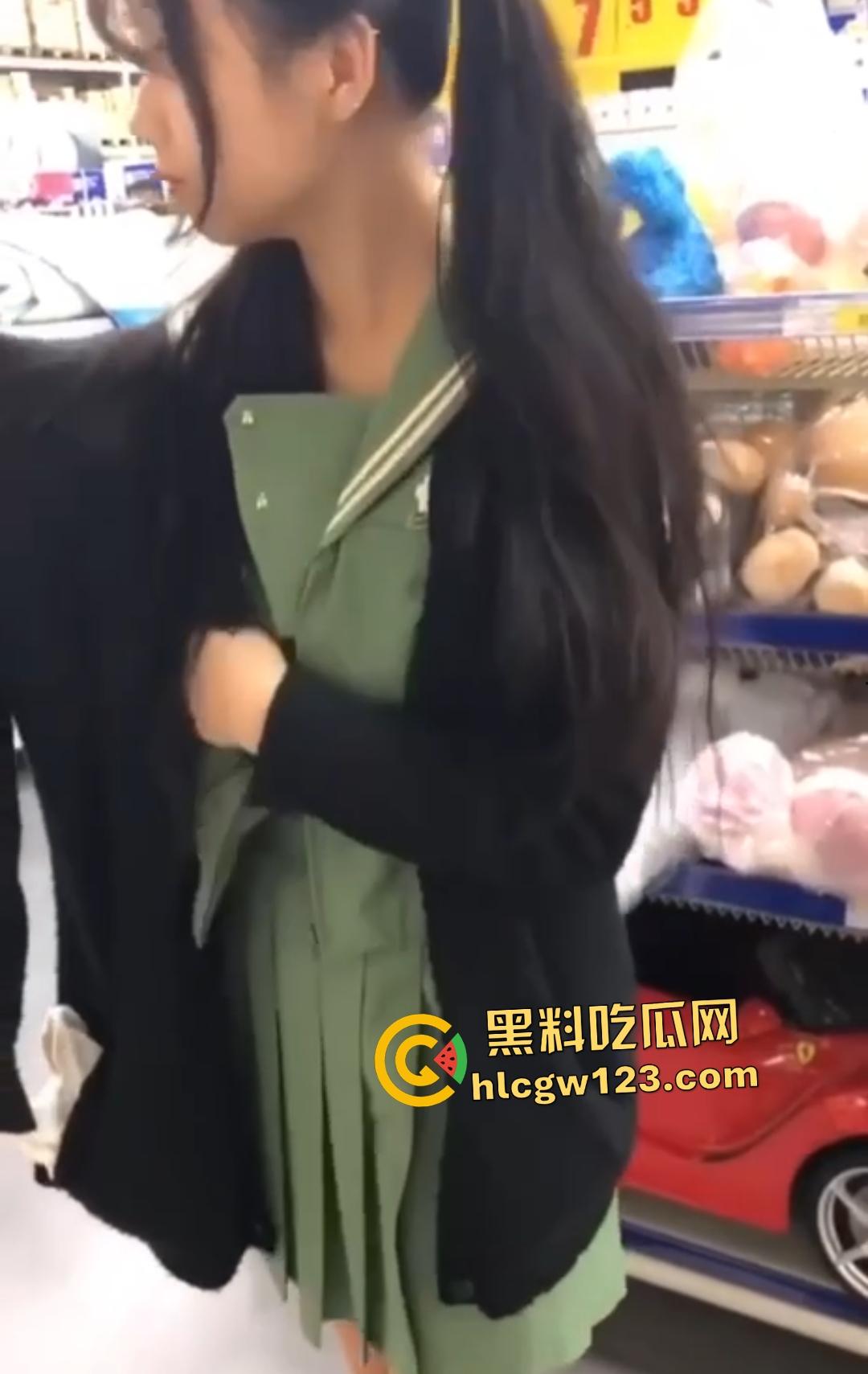 浆果儿户外露炸裂!公园和超市裸露掀裙子差点被老头看到,回家给大叔口交! 第2张 浆果儿户外露炸裂!公园和超市裸露掀裙子差点被老头看到,回家给大叔口交! 第2张