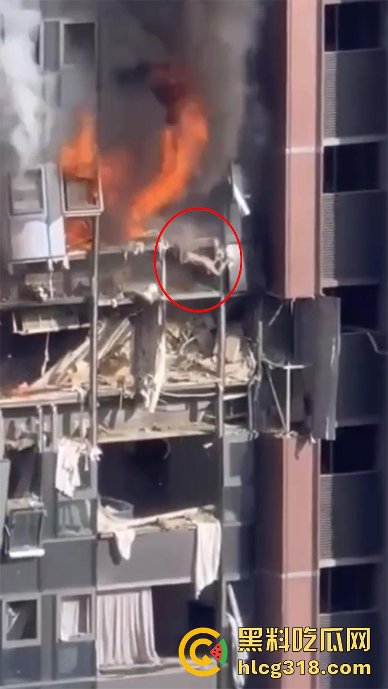 炸裂年轻夫妻吵架，小仙女直接点燃天然气，房屋爆炸大火肆虐，人直接从家里飞出去了！  第2张