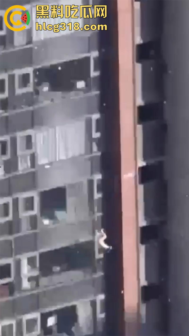 炸裂年轻夫妻吵架，小仙女直接点燃天然气，房屋爆炸大火肆虐，人直接从家里飞出去了！  第3张