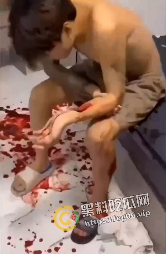 漳州精神小伙偷吃大哥女人被抓住 手被砍断不让走 任由血流下来 现场视频流出 这就是大哥的实力吗 第5张 漳州精神小伙偷吃大哥女人被抓住 手被砍断不让走 任由血流下来 现场视频流出 这就是大哥的实力吗 第5张