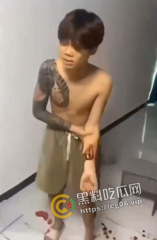 漳州精神小伙偷吃大哥女人被抓住 手被砍断不让走 任由血流下来 现场视频流出 这就是大哥的实力吗 第6张 漳州精神小伙偷吃大哥女人被抓住 手被砍断不让走 任由血流下来 现场视频流出 这就是大哥的实力吗 第6张