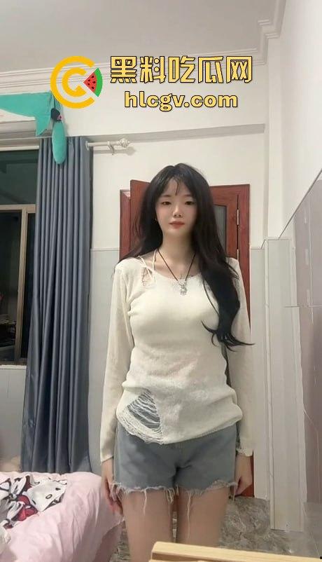 快手反差嫩妹【左嫡】清纯脸背后的秘密！胸前花蝴蝶纹身暴露真相，不是精盆就是肉便器！  第2张