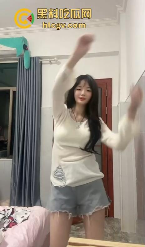 快手反差嫩妹【左嫡】清纯脸背后的秘密！胸前花蝴蝶纹身暴露真相，不是精盆就是肉便器！  第4张