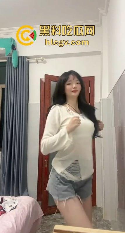 快手反差嫩妹【左嫡】清纯脸背后的秘密！胸前花蝴蝶纹身暴露真相，不是精盆就是肉便器！  第5张