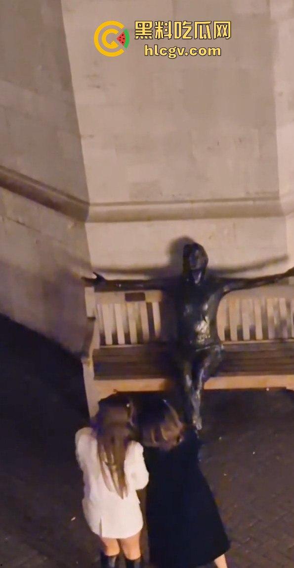 皮卡迪利广场惊现骚鸡骑乘教学！广场列侬雕像前公然骑乘表演，骚比欠被鸡巴草了，雕像也不放过！  第2张