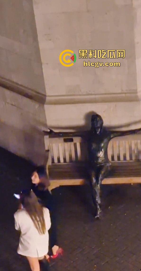 皮卡迪利广场惊现骚鸡骑乘教学！广场列侬雕像前公然骑乘表演，骚比欠被鸡巴草了，雕像也不放过！  第4张