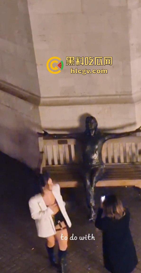 皮卡迪利广场惊现骚鸡骑乘教学！广场列侬雕像前公然骑乘表演，骚比欠被鸡巴草了，雕像也不放过！  第6张