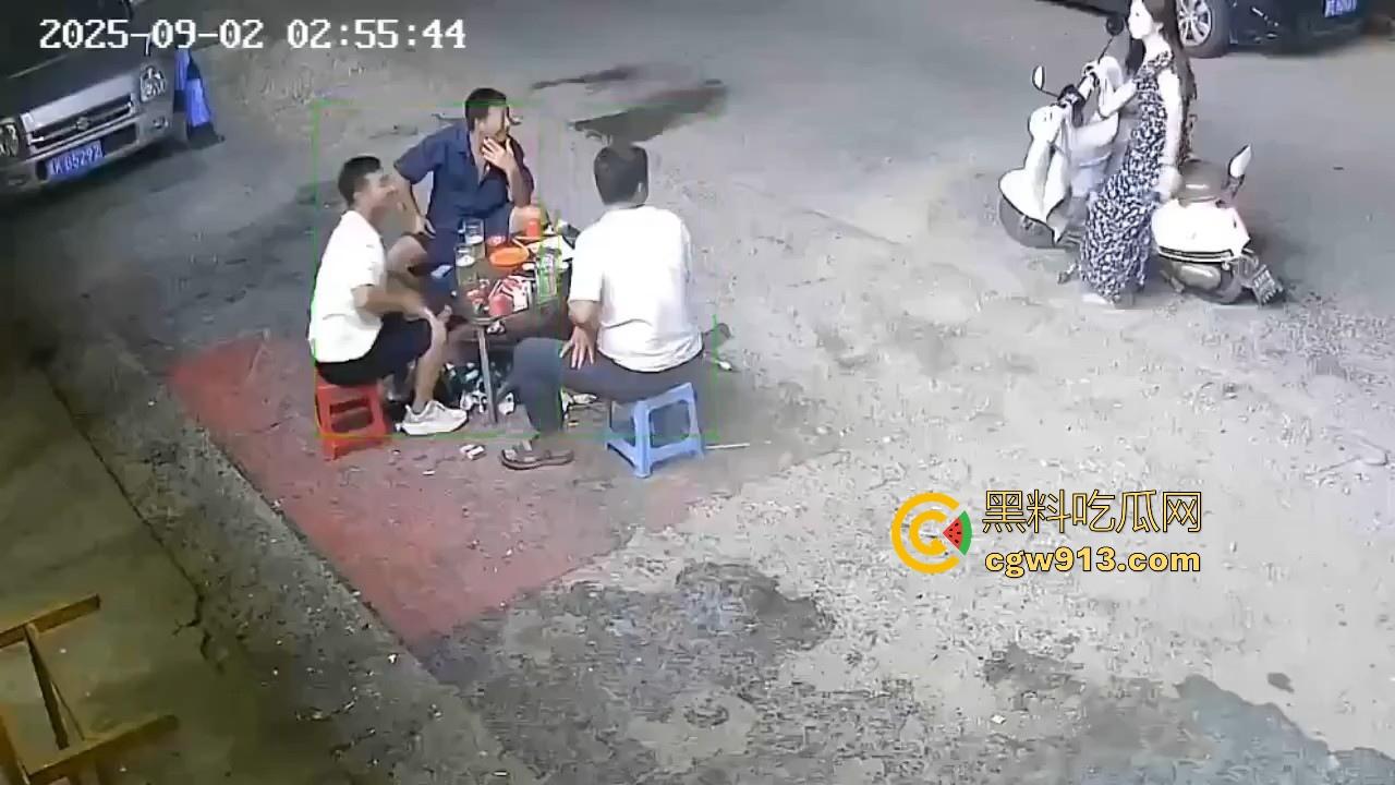 宵夜档夫妻打架，见面就是一杯酒砸过去，接着猛打脚踢，同桌的兄弟拦都拦不开，又是恐婚的一天！  第1张