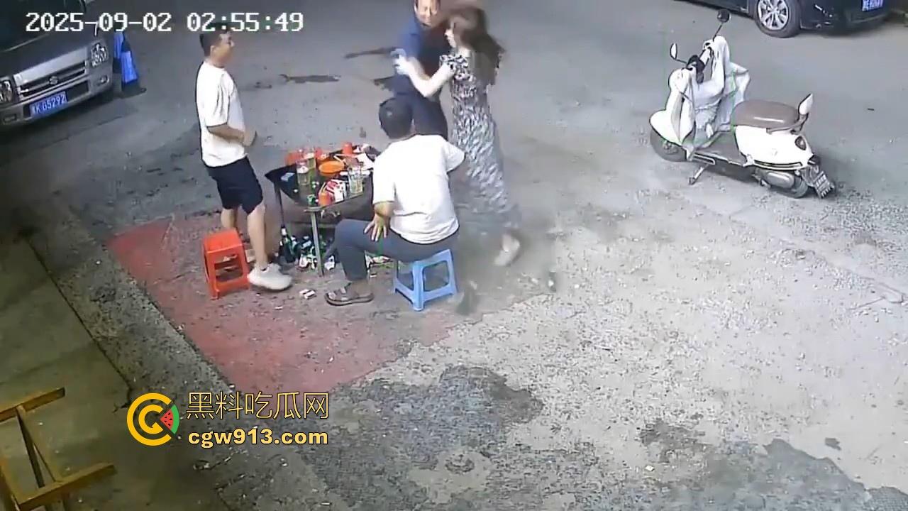 宵夜档夫妻打架，见面就是一杯酒砸过去，接着猛打脚踢，同桌的兄弟拦都拦不开，又是恐婚的一天！  第2张