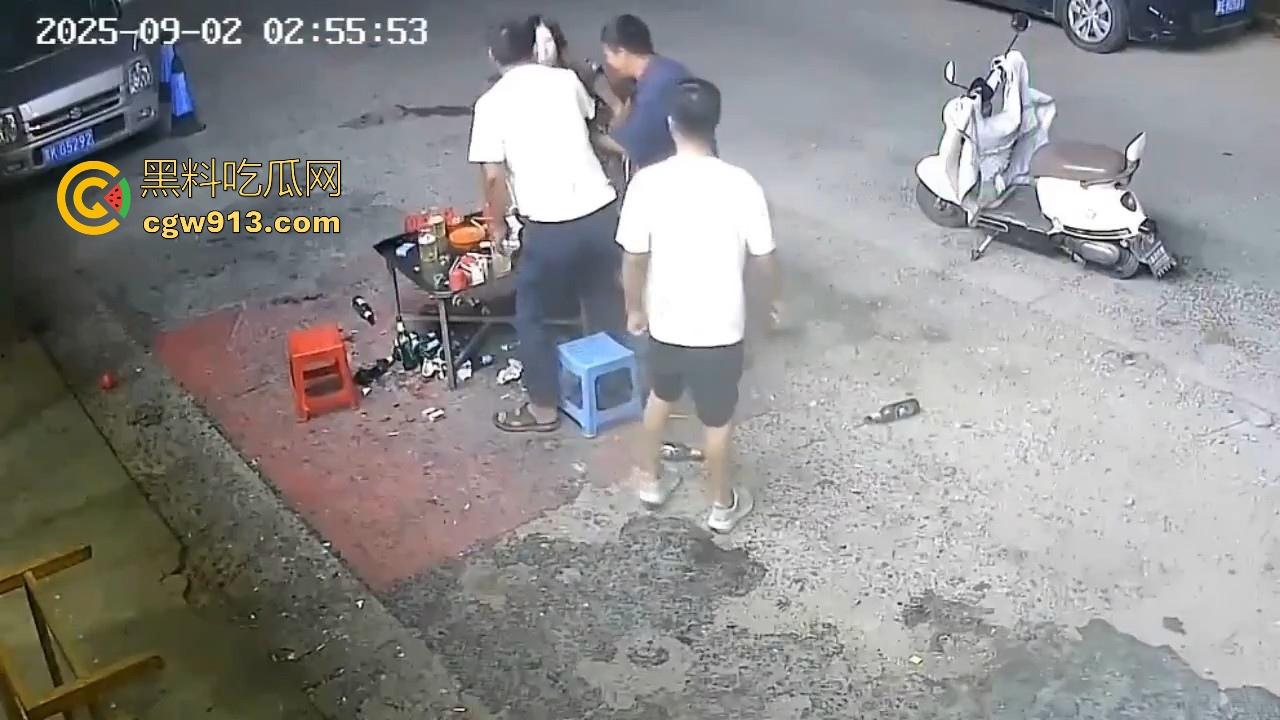 宵夜档夫妻打架，见面就是一杯酒砸过去，接着猛打脚踢，同桌的兄弟拦都拦不开，又是恐婚的一天！  第3张