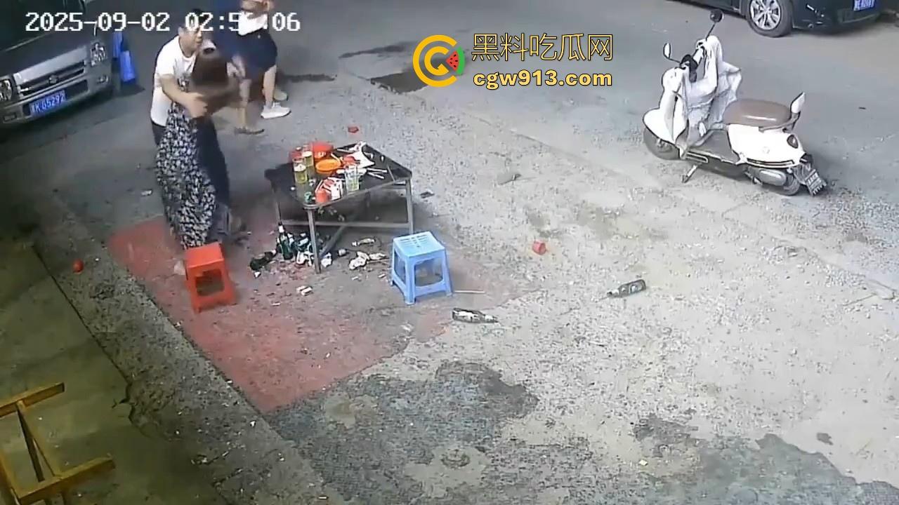 宵夜档夫妻打架，见面就是一杯酒砸过去，接着猛打脚踢，同桌的兄弟拦都拦不开，又是恐婚的一天！  第4张