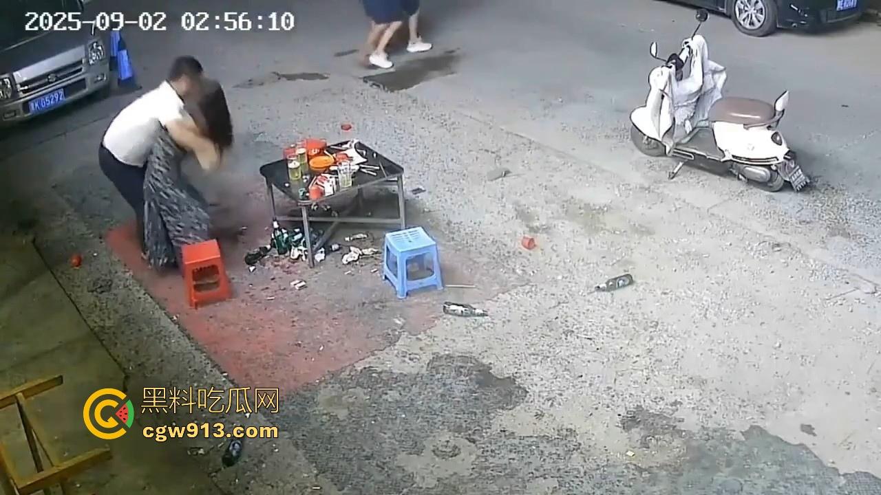 宵夜档夫妻打架，见面就是一杯酒砸过去，接着猛打脚踢，同桌的兄弟拦都拦不开，又是恐婚的一天！  第5张