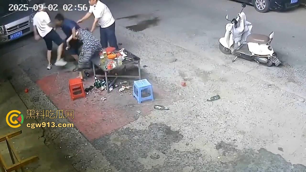 宵夜档夫妻打架，见面就是一杯酒砸过去，接着猛打脚踢，同桌的兄弟拦都拦不开，又是恐婚的一天！  第6张