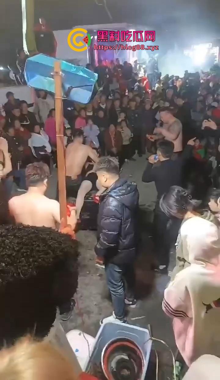 安徽马鞍山丧事变蹦迪?白事喇叭班低俗表演,现场胸口小奶碎大石,脖子顶钢筋这送走的是人还是在送欢乐? 第2张 安徽马鞍山丧事变蹦迪?白事喇叭班低俗表演,现场胸口小奶碎大石,脖子顶钢筋这送走的是人还是在送欢乐? 第2张