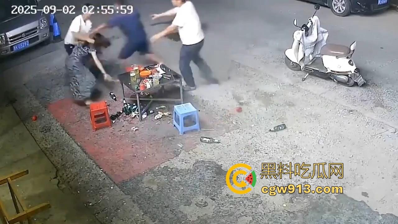 宵夜档夫妻打架，见面就是一杯酒砸过去，接着猛打脚踢，同桌的兄弟拦都拦不开，又是恐婚的一天！  第7张