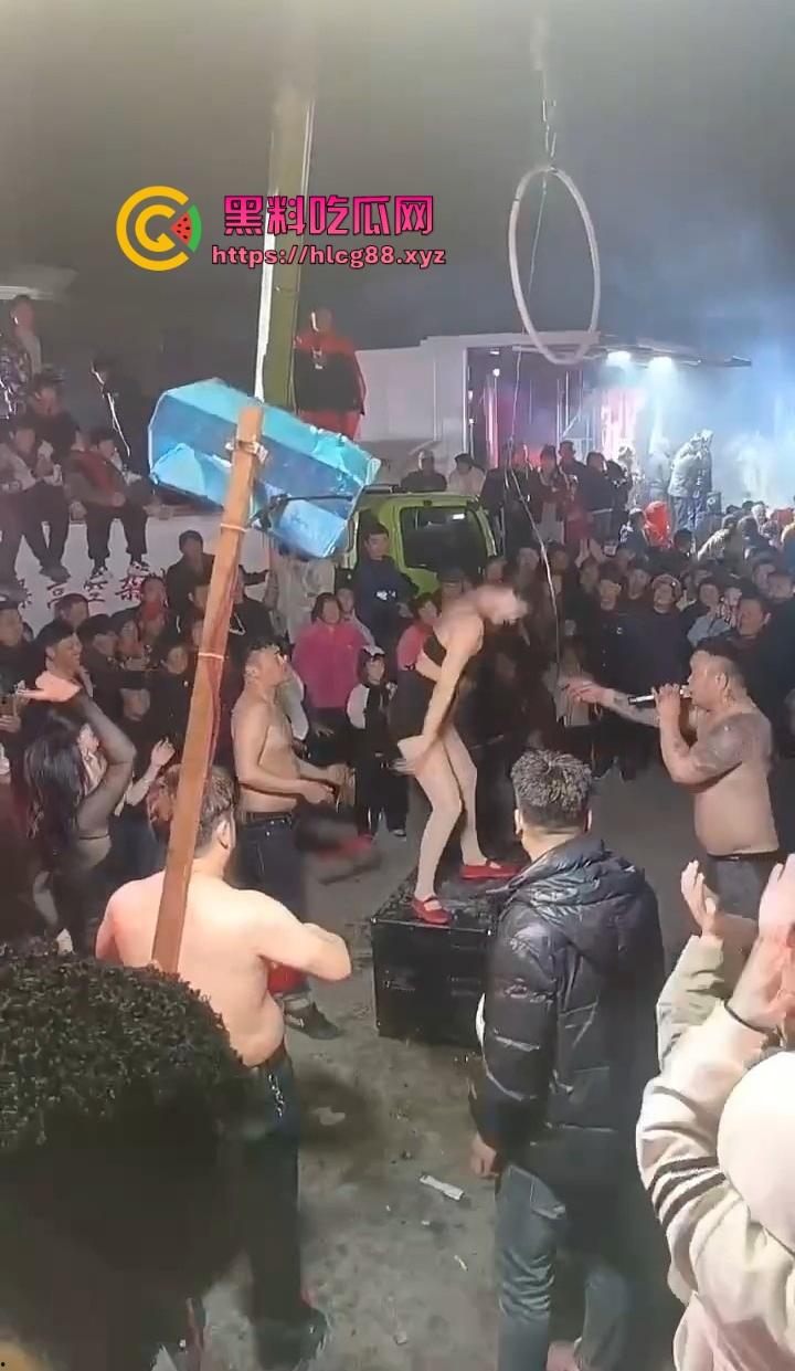 安徽马鞍山丧事变蹦迪?白事喇叭班低俗表演,现场胸口小奶碎大石,脖子顶钢筋这送走的是人还是在送欢乐? 第3张 安徽马鞍山丧事变蹦迪?白事喇叭班低俗表演,现场胸口小奶碎大石,脖子顶钢筋这送走的是人还是在送欢乐? 第3张