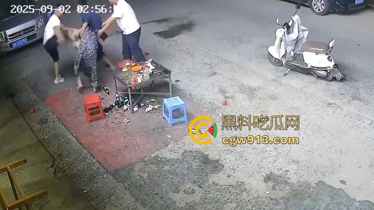 宵夜档夫妻打架，见面就是一杯酒砸过去，接着猛打脚踢，同桌的兄弟拦都拦不开，又是恐婚的一天！  第8张