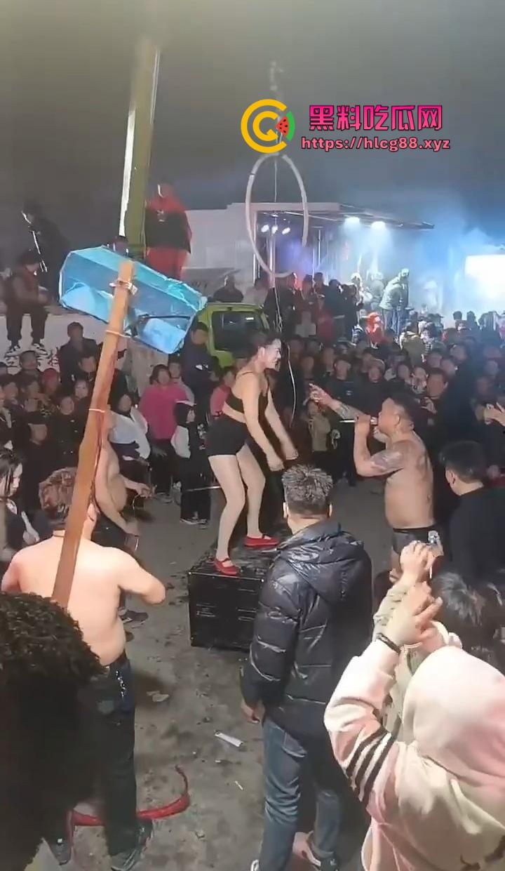 安徽马鞍山丧事变蹦迪?白事喇叭班低俗表演,现场胸口小奶碎大石,脖子顶钢筋这送走的是人还是在送欢乐? 第4张 安徽马鞍山丧事变蹦迪?白事喇叭班低俗表演,现场胸口小奶碎大石,脖子顶钢筋这送走的是人还是在送欢乐? 第4张