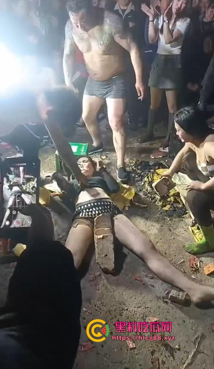 安徽马鞍山丧事变蹦迪?白事喇叭班低俗表演,现场胸口小奶碎大石,脖子顶钢筋这送走的是人还是在送欢乐? 第5张 安徽马鞍山丧事变蹦迪?白事喇叭班低俗表演,现场胸口小奶碎大石,脖子顶钢筋这送走的是人还是在送欢乐? 第5张