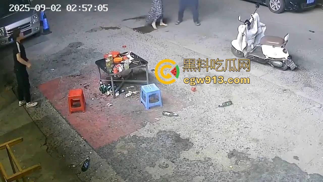 宵夜档夫妻打架，见面就是一杯酒砸过去，接着猛打脚踢，同桌的兄弟拦都拦不开，又是恐婚的一天！  第9张