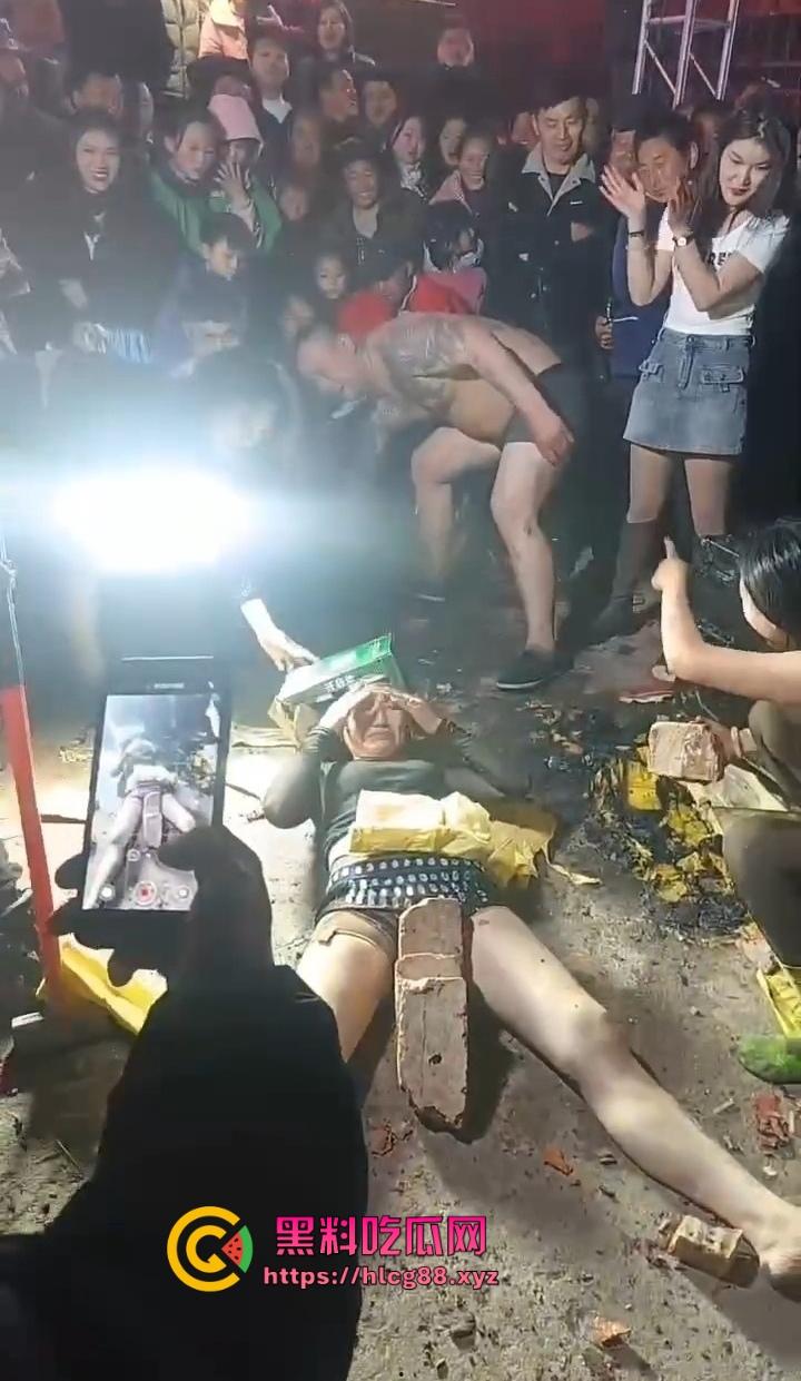 安徽马鞍山丧事变蹦迪?白事喇叭班低俗表演,现场胸口小奶碎大石,脖子顶钢筋这送走的是人还是在送欢乐? 第6张 安徽马鞍山丧事变蹦迪?白事喇叭班低俗表演,现场胸口小奶碎大石,脖子顶钢筋这送走的是人还是在送欢乐? 第6张