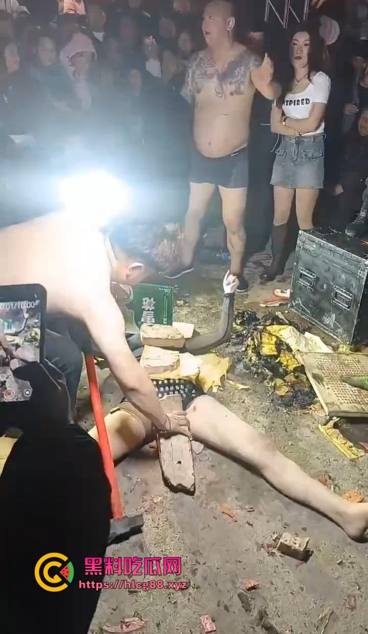 安徽马鞍山丧事变蹦迪?白事喇叭班低俗表演,现场胸口小奶碎大石,脖子顶钢筋这送走的是人还是在送欢乐? 第7张 安徽马鞍山丧事变蹦迪?白事喇叭班低俗表演,现场胸口小奶碎大石,脖子顶钢筋这送走的是人还是在送欢乐? 第7张