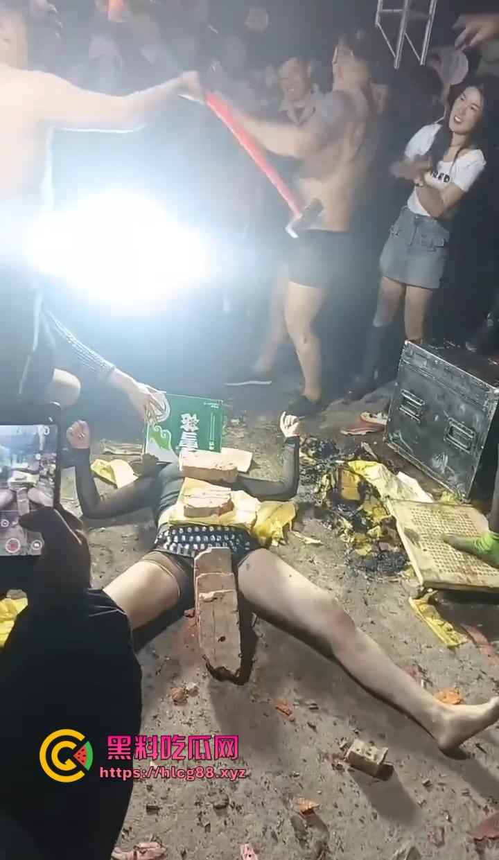 安徽马鞍山丧事变蹦迪?白事喇叭班低俗表演,现场胸口小奶碎大石,脖子顶钢筋这送走的是人还是在送欢乐? 第8张 安徽马鞍山丧事变蹦迪?白事喇叭班低俗表演,现场胸口小奶碎大石,脖子顶钢筋这送走的是人还是在送欢乐? 第8张