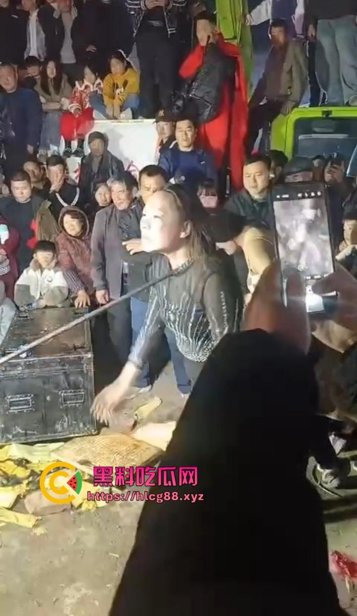 安徽马鞍山丧事变蹦迪?白事喇叭班低俗表演,现场胸口小奶碎大石,脖子顶钢筋这送走的是人还是在送欢乐? 第10张 安徽马鞍山丧事变蹦迪?白事喇叭班低俗表演,现场胸口小奶碎大石,脖子顶钢筋这送走的是人还是在送欢乐? 第10张