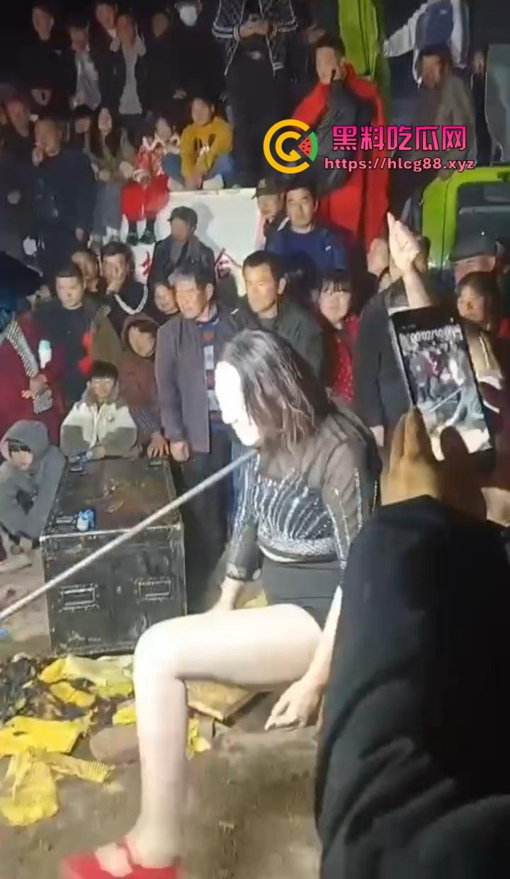 安徽马鞍山丧事变蹦迪?白事喇叭班低俗表演,现场胸口小奶碎大石,脖子顶钢筋这送走的是人还是在送欢乐? 第11张 安徽马鞍山丧事变蹦迪?白事喇叭班低俗表演,现场胸口小奶碎大石,脖子顶钢筋这送走的是人还是在送欢乐? 第11张