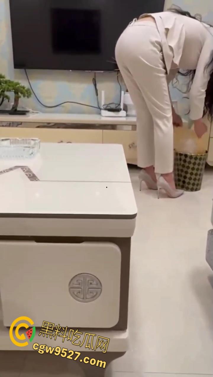 M属性的母狗姐姐正收拾屋子,强推捆绑蒙眼调教,弟弟坚硬肉棒对着肥美翘臀疯狂输出,操得姐姐潮喷不止! 第4张 M属性的母狗姐姐正收拾屋子,强推捆绑蒙眼调教,弟弟坚硬肉棒对着肥美翘臀疯狂输出,操得姐姐潮喷不止! 第4张