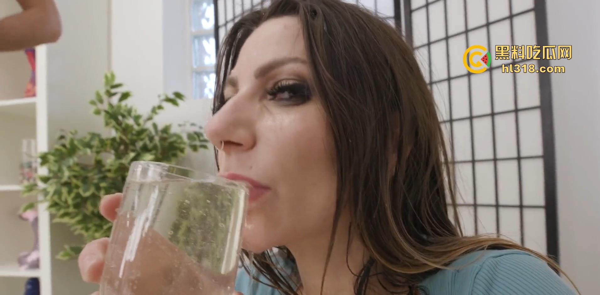 猎奇重口！欧美熟女上演喝尿挑战，四五个男优现场直尿，骚逼拿杯慢品，不知道的以为她在喝红酒呢！  第3张