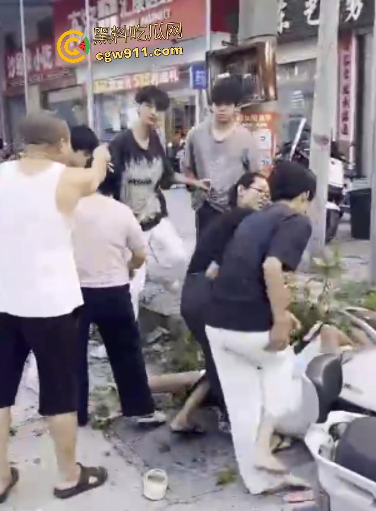 揭阳鬼火少年路边互殴,少妇大妈直接乱入拉架,平头小伙头破血流还反骂少妇影响发挥! 第1张 揭阳鬼火少年路边互殴,少妇大妈直接乱入拉架,平头小伙头破血流还反骂少妇影响发挥! 第1张