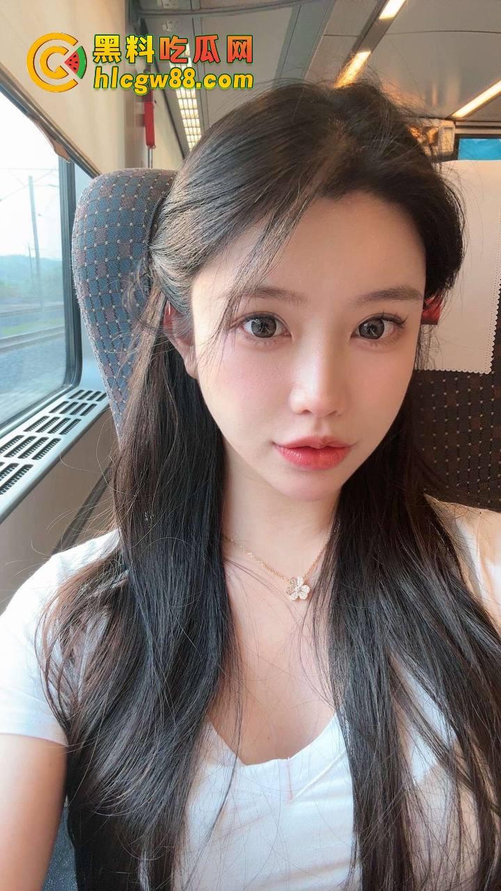 哈尔滨39中『钱晶』表面是人民教师，课后兼职洗浴小姐被大哥穿着浴袍开门日逼，玩的就是真实！  第1张