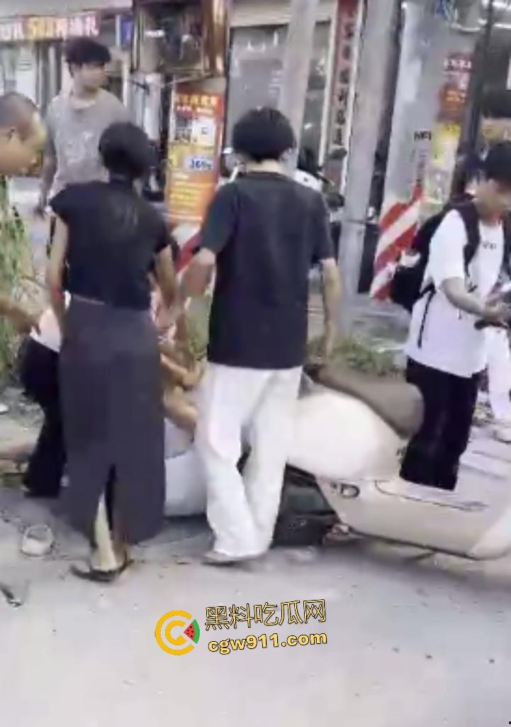 揭阳鬼火少年路边互殴,少妇大妈直接乱入拉架,平头小伙头破血流还反骂少妇影响发挥! 第2张 揭阳鬼火少年路边互殴,少妇大妈直接乱入拉架,平头小伙头破血流还反骂少妇影响发挥! 第2张