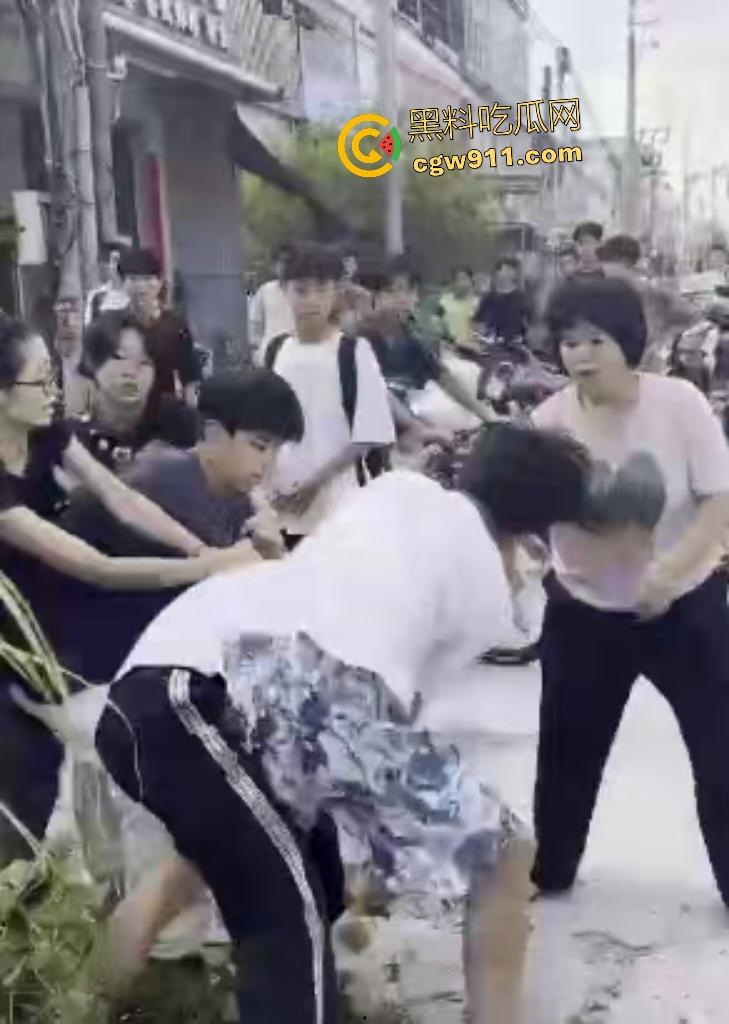 揭阳鬼火少年路边互殴,少妇大妈直接乱入拉架,平头小伙头破血流还反骂少妇影响发挥! 第3张 揭阳鬼火少年路边互殴,少妇大妈直接乱入拉架,平头小伙头破血流还反骂少妇影响发挥! 第3张