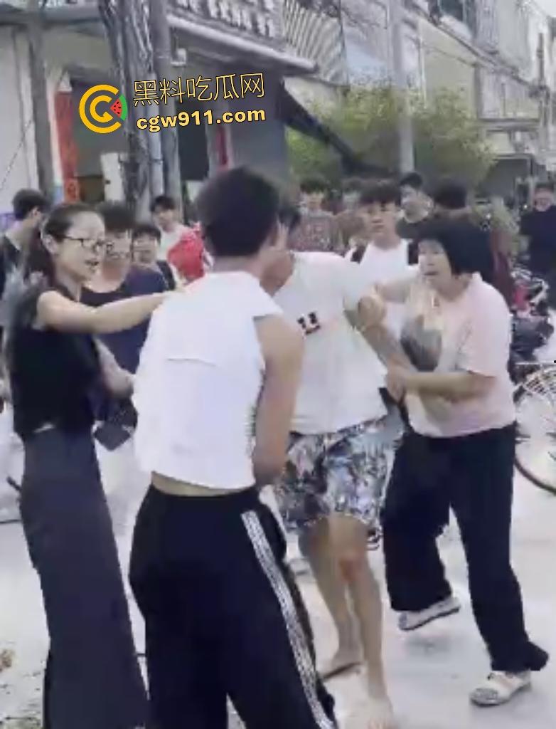 揭阳鬼火少年路边互殴,少妇大妈直接乱入拉架,平头小伙头破血流还反骂少妇影响发挥! 第4张 揭阳鬼火少年路边互殴,少妇大妈直接乱入拉架,平头小伙头破血流还反骂少妇影响发挥! 第4张