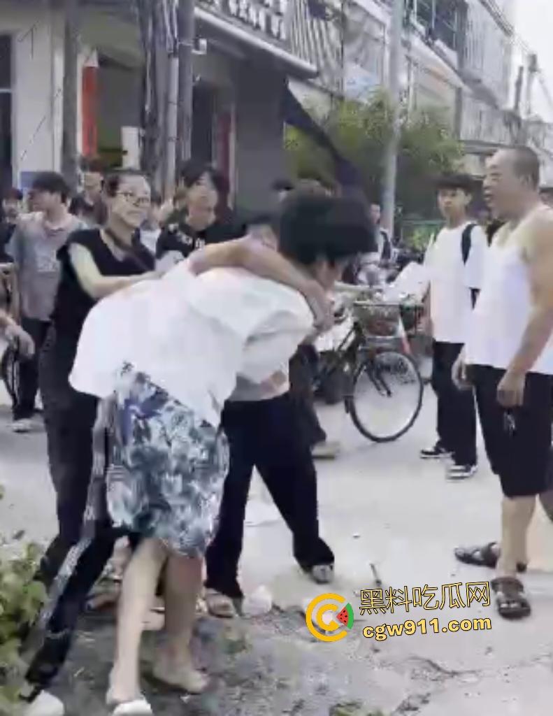 揭阳鬼火少年路边互殴,少妇大妈直接乱入拉架,平头小伙头破血流还反骂少妇影响发挥! 第5张 揭阳鬼火少年路边互殴,少妇大妈直接乱入拉架,平头小伙头破血流还反骂少妇影响发挥! 第5张