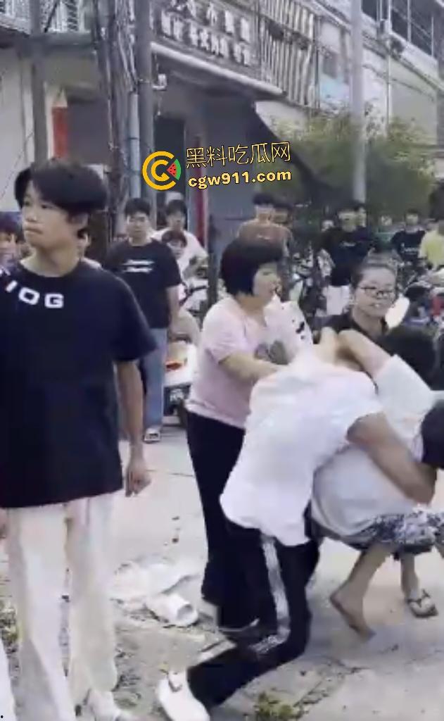 揭阳鬼火少年路边互殴,少妇大妈直接乱入拉架,平头小伙头破血流还反骂少妇影响发挥! 第7张 揭阳鬼火少年路边互殴,少妇大妈直接乱入拉架,平头小伙头破血流还反骂少妇影响发挥! 第7张