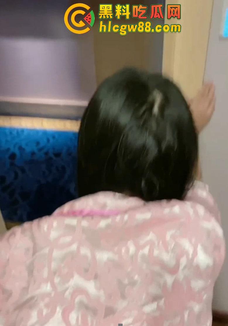 哈尔滨39中『钱晶』表面是人民教师，课后兼职洗浴小姐被大哥穿着浴袍开门日逼，玩的就是真实！  第8张