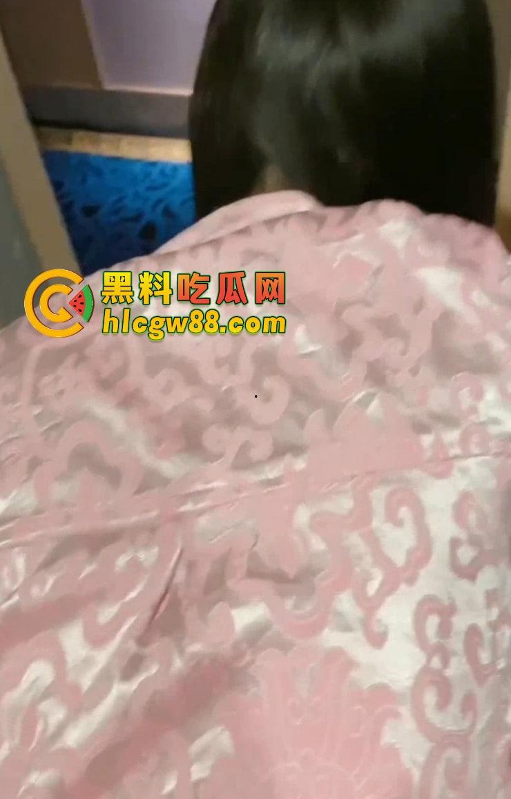 哈尔滨39中『钱晶』表面是人民教师，课后兼职洗浴小姐被大哥穿着浴袍开门日逼，玩的就是真实！  第10张