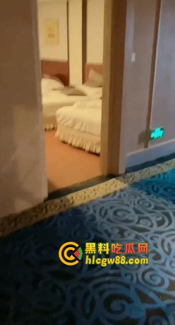 哈尔滨39中『钱晶』表面是人民教师，课后兼职洗浴小姐被大哥穿着浴袍开门日逼，玩的就是真实！  第11张