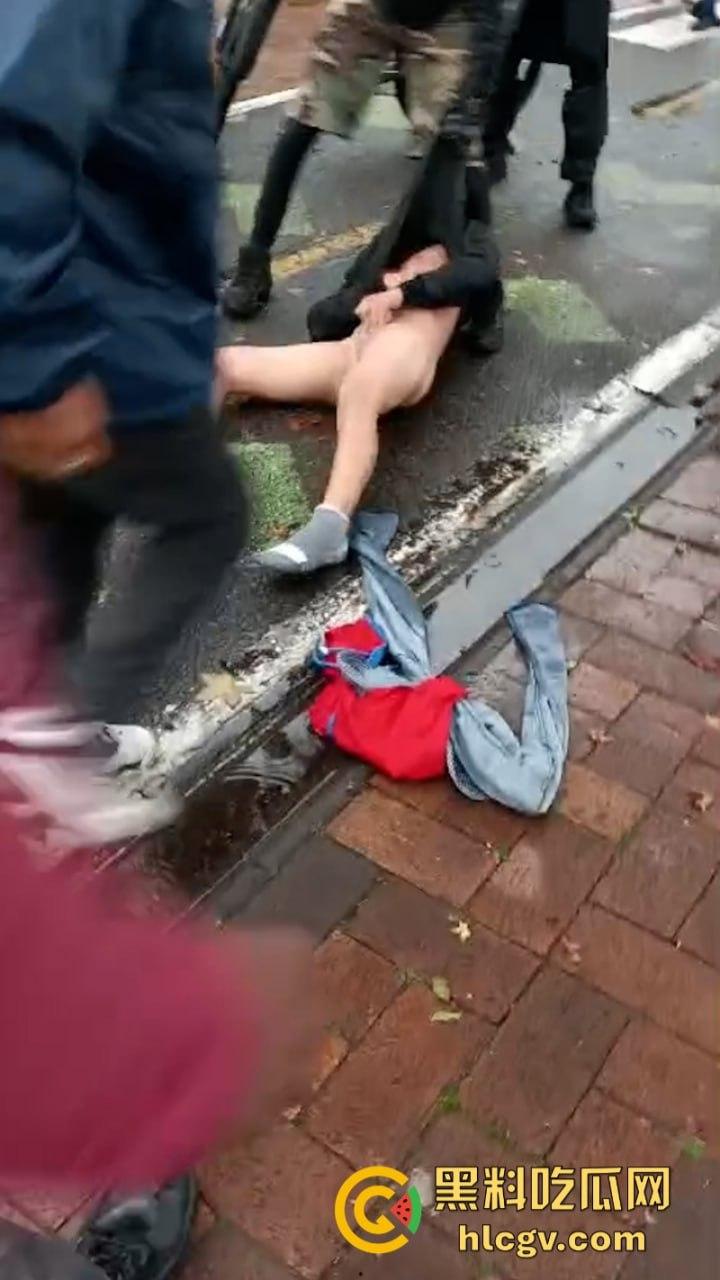 蛋痛!加州小偷扒钱包被抓现行 惨遭正义群众群体攻击 脱裤捏蛋:叫成这样是爆了吗? 第1张 蛋痛!加州小偷扒钱包被抓现行 惨遭正义群众群体攻击 脱裤捏蛋:叫成这样是爆了吗? 第1张