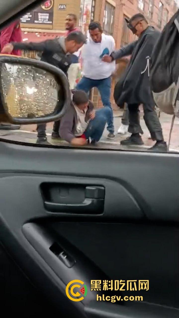 蛋痛!加州小偷扒钱包被抓现行 惨遭正义群众群体攻击 脱裤捏蛋:叫成这样是爆了吗? 第2张 蛋痛!加州小偷扒钱包被抓现行 惨遭正义群众群体攻击 脱裤捏蛋:叫成这样是爆了吗? 第2张